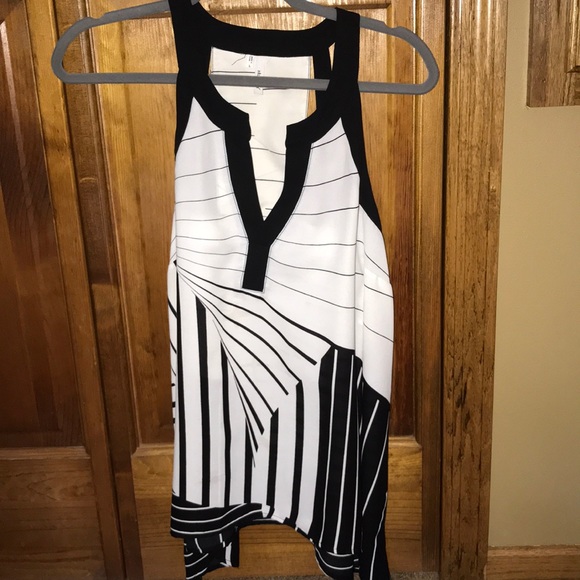 Studio Y Tops - 🚨FINAL Black and white Maurice’s tank top